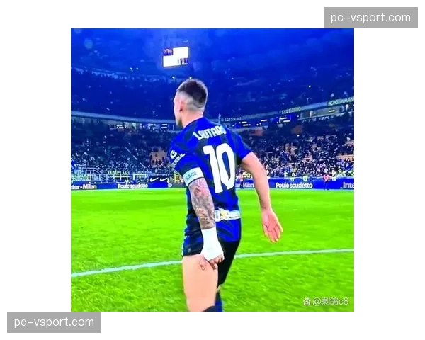 特写:终场哨响,国际米兰主帅小因扎吉久久伫立场边