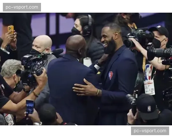 花絮：现场镜头捕捉到詹姆斯与雷迪克场边交流，后者是湖人新帅热门候选