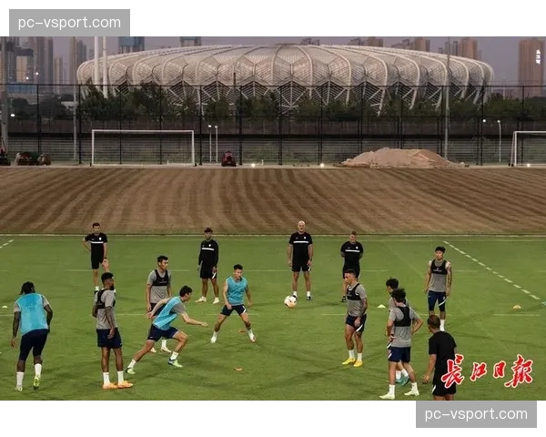 中超俱乐部开放日重启，数千名球迷走进基地与球员互动